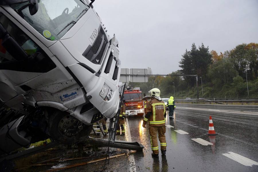 Fotos Un Camionero Herido En Un Aparatoso Accidente En La A En